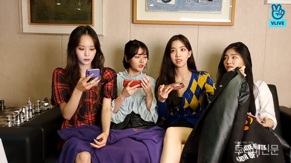 지난 7일 진행된 에프이엔티 소속 걸그룹 파나틱스의 V라이브 방송 화면. 사진출처 = 파나틱스 V라이브 영상 캡처