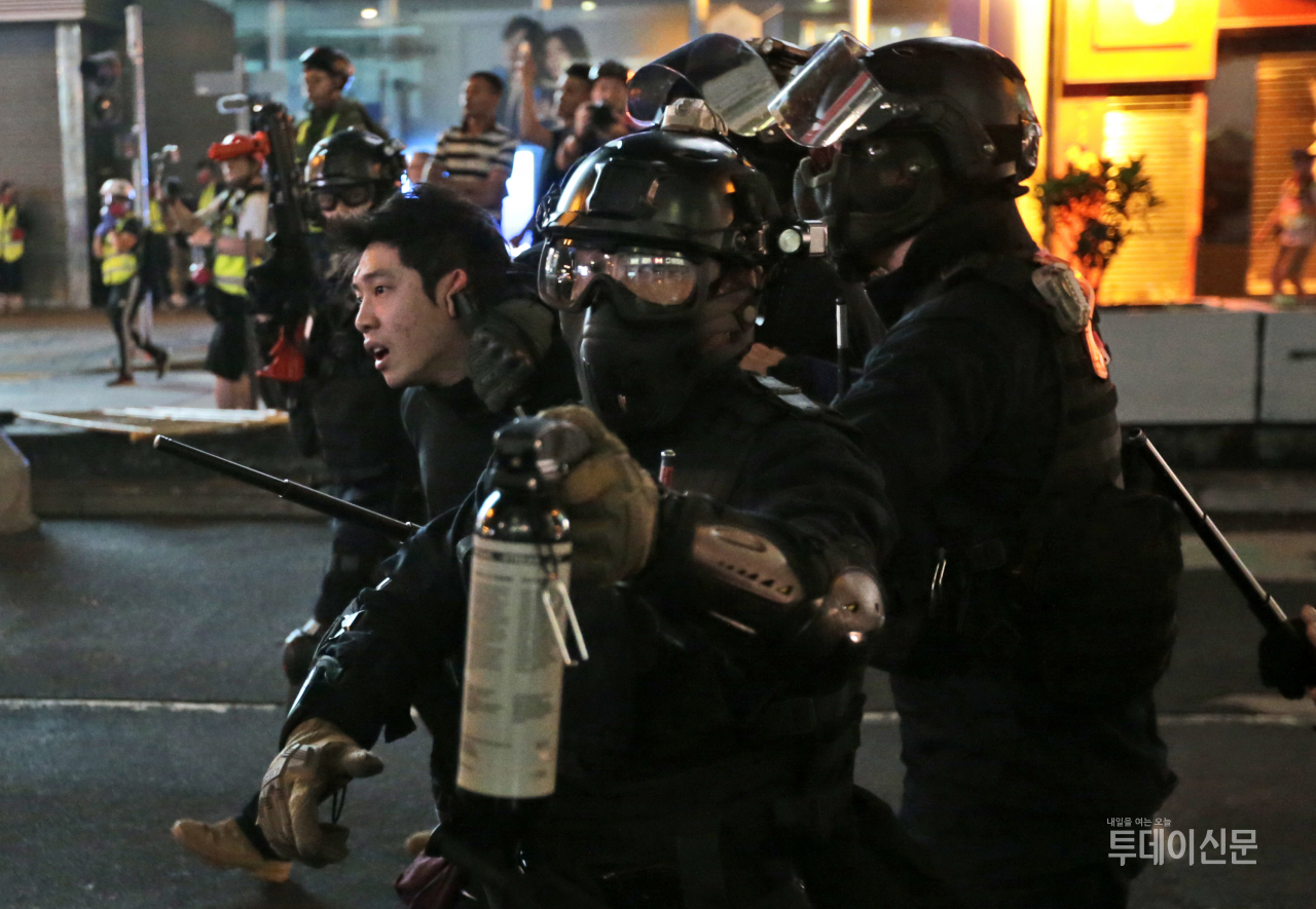 경찰에게 연행되고 있는 홍콩 민주화 시위 참여자 ⓒAP/뉴시스