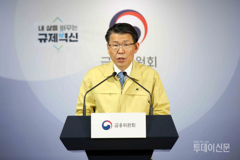금융위원회 은성수 금융위원장이 지난 3월 서울정부청사에서 임시금융위원회에서 의결된 시장안정조치 시행 사항을 발표하고 있다. 이 날 금융위는 6개월간 유가증권·코스닥·코넥스 시장 전체 상장종목에 대한 공매도 금지, 동일 기간 상장기업의 1일 자기주식 매수주문 수량 한도 완화, 증권회사의 과도한 신용융자담보주식의 반대매매를 억제하기 위해 동일 기간 신용융자담보비율 유지의무를 면제한다고 밝혔다. ⓒ뉴시스