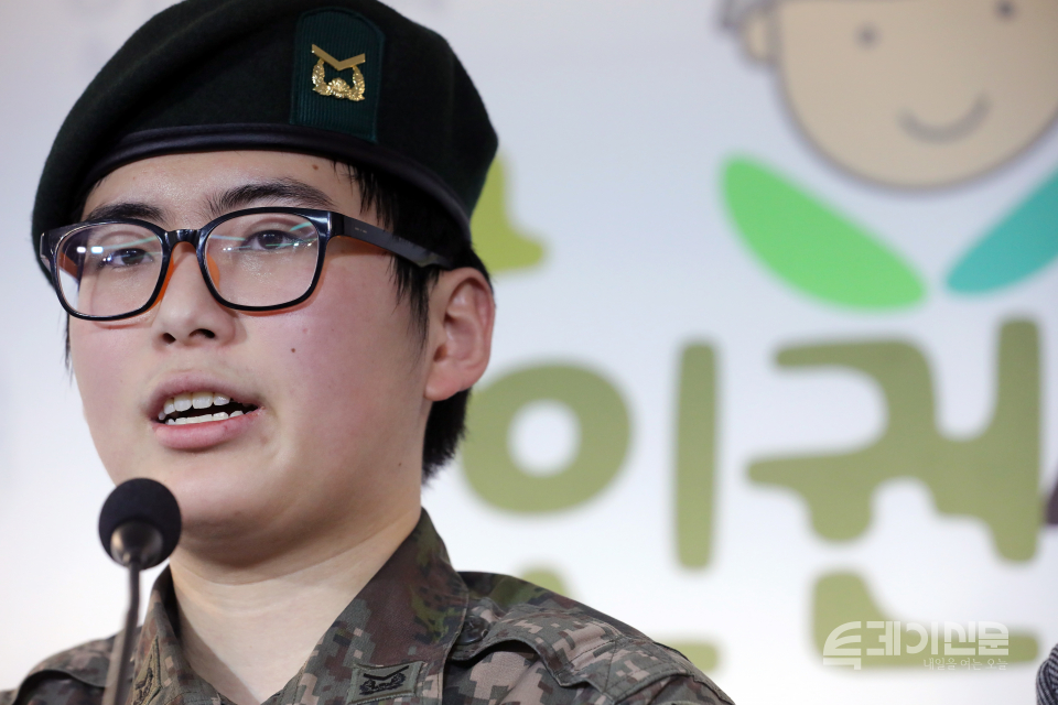 변희수 전 육군 하사가 지난 1월 22일 서울 마포구 군인권센터에서 육군의 전역 결정에 대한 긴급 기자회견을 하고 있다. ⓒ뉴시스