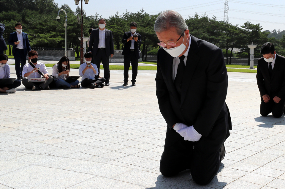 국민의힘 김종인 비상대책위원장이 지난 8월 광주 5.18 민주묘역 추모탑에 헌화한 뒤 무릎을 꿇고 있는 모습이다.