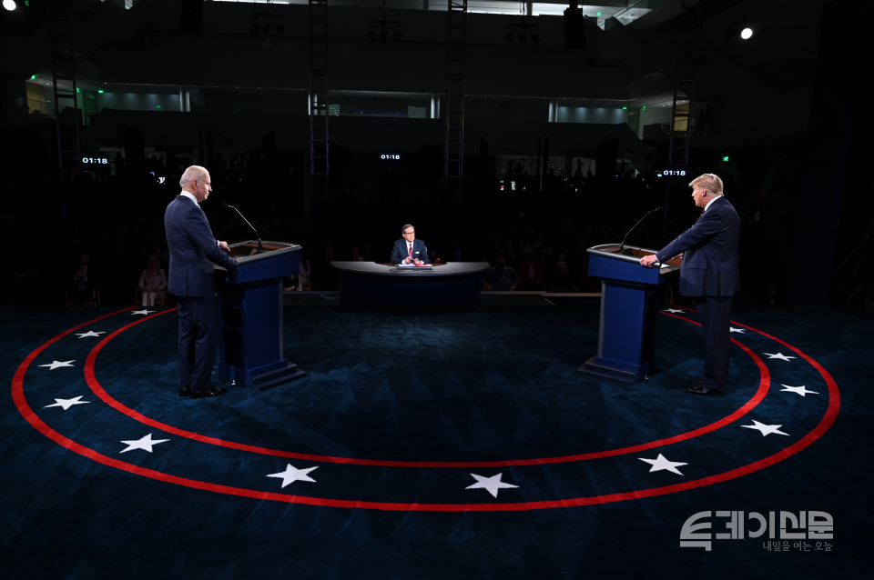 조 바이든 민주당 후보(왼)와 도널드 트럼프 대통령(오)