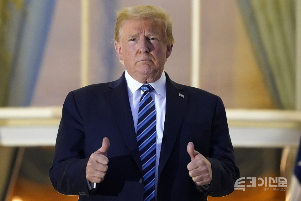 도널드 트럼프 미국 대통령이 5일(현지시간) 미 메릴랜드주 베데스다의 월터 리드 국립 군 병원에서 코로나19 치료를 받은 뒤 백악관으로 돌아와 블루룸 발코니에 서서 포즈를 취하고 있다. ⓒ뉴시스