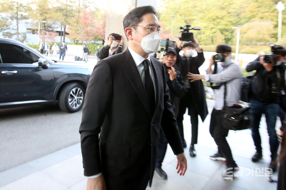 이건희 삼성그룹 회장이 별세한 25일 서울 강남구 삼성서울병원 장례식장에 이재용 삼성전자 부회장이 도착하고 있다.ⓒ뉴시스