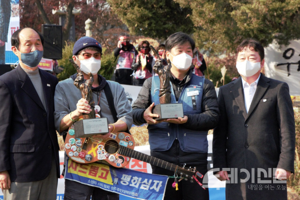 제 28회 전태일노동상 시상식에서 김호철씨(왼쪽에서 두 번째)와 전국택배연대노동조합(왼쪽에서 세 번째)의 위원장이 수상하고 있다. ⓒ투데이신문