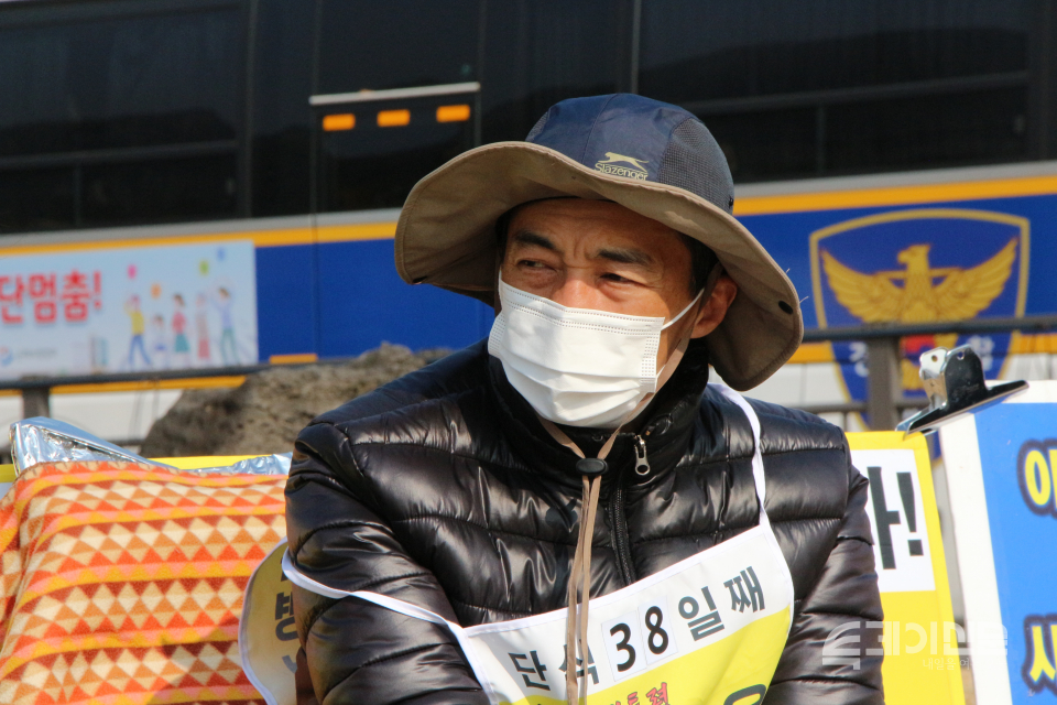 지난 11월 16일 서울 종로구 청와대 사랑채 앞에서 단식투쟁 중인 김성묵씨 ⓒ투데이신문