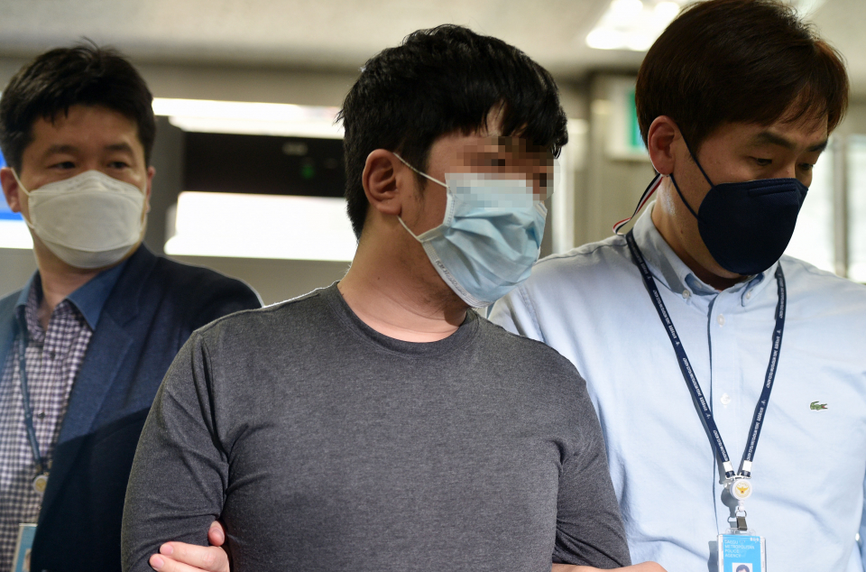 디지털교도소 1기 운영자 A씨가 지난 10월 8일 구속 전 피의자 심문(영장실질심사)을 받기 위해 대구 수성구 대구지방법원에 출석하고 있다. ⓒ뉴시스