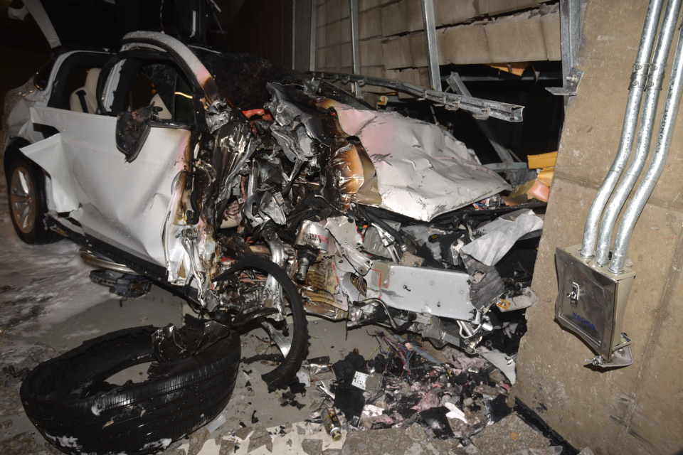 지난 9일 테슬라 X 롱레인지 차량이 벽에 부딪힌 후 불이 붙어 동승했던 차주가 사망하는 사고가 발생했다. ⓒ뉴시스(=서울 용산소방서)