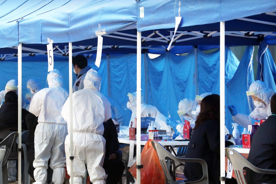 의료진들이 지난 11일 인천시 부평구청에 마련된 선별진료소에서 청사 근무자 전원을 대상으로 코로나바이러스감염증-19(코로나19) 전수검사를 실시하고 있다. ⓒ뉴시스