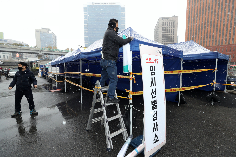지난 13일 서울 용산구 서울역 앞에 코로나바이러스감염증-19(코로나19) 임시 선별검사소가 설치되고 있다. ⓒ뉴시스