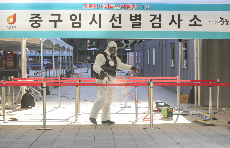 방역관계자가 지난 20일 서울 중구 서울광장에 마련된 임시선별검사소에서 방역 작업을 진행하고 있다. ⓒ뉴시스