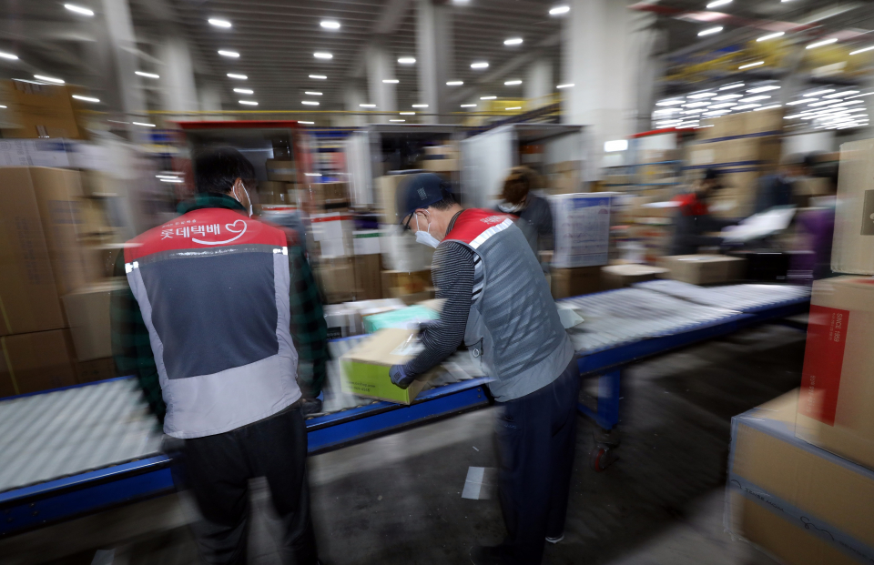 분류작업 중인 롯데택배 배송기사, 해당 기사와 직접 관련 없음 ⓒ뉴시스