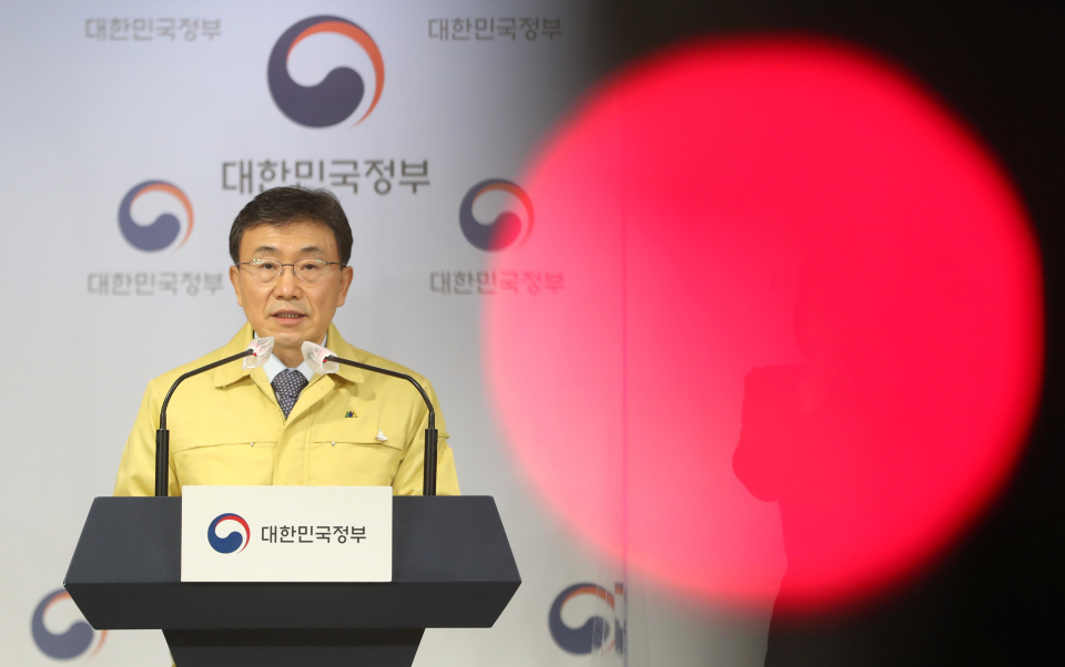 권덕철 보건복지부 장관이 27일 서울 종로구 정부서울청사에서 코로나19 대응 중앙재난안전대책본부 회의 결과를 발표하고 있다. ⓒ뉴시스