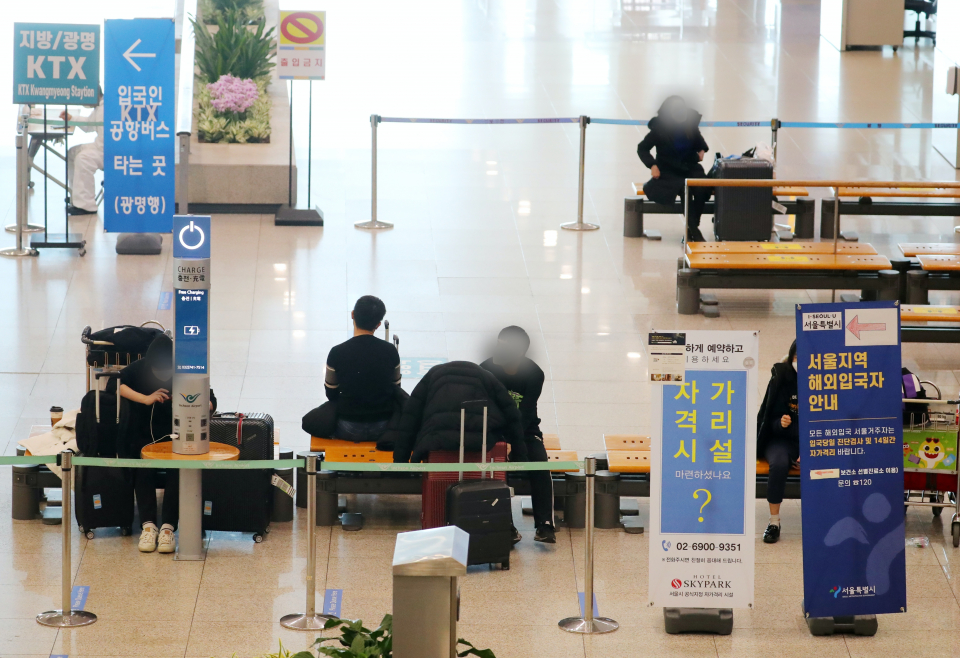 해외입국자들이 지난 22일 인천국제공항 제1터미널 입국장에서 대기하고 있다. ⓒ뉴시스
