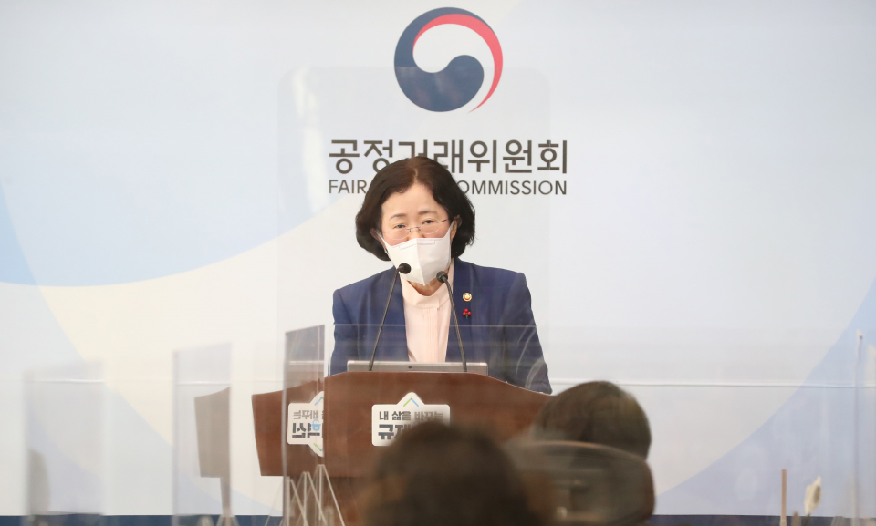 28일 정부세종청사에서 열린 브리핑에서 조성욱 공정거래위원장이 배달의민족과 요기요 배달앱 사업자간 기업결합을 조건부로 승인한다고 밝히고 있다 ⓒ뉴시스