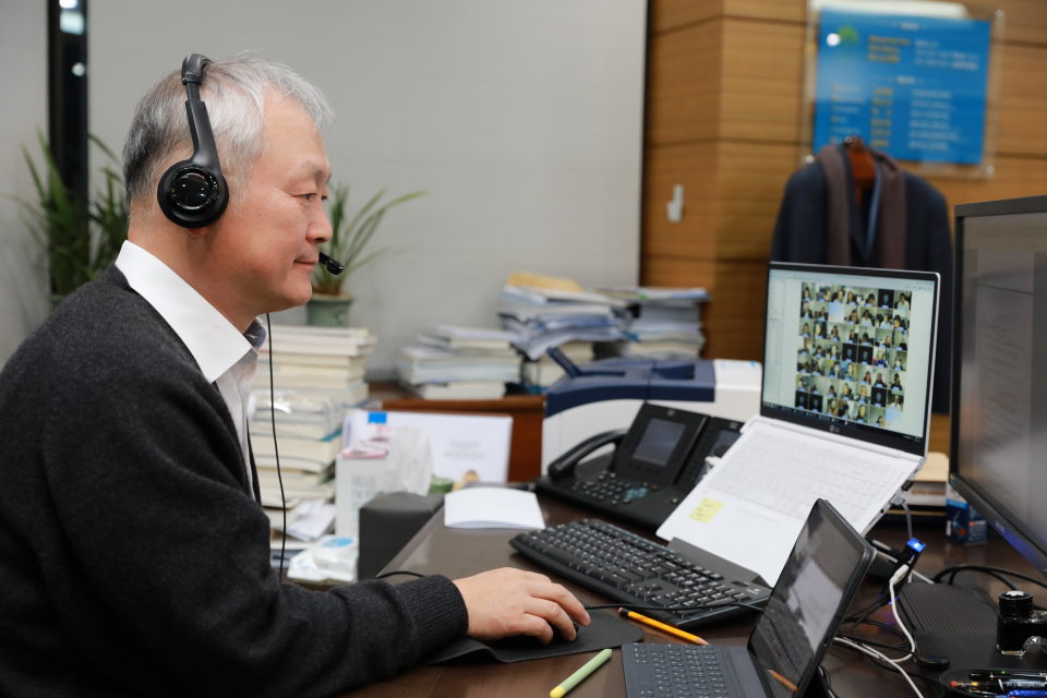 NH투자증권 정영채 사장이 여의도 본사 집무실에서 화상회의로 진행된 2021년 Leaders Conference 발표 내용을 듣고 있다. ⓒNH투자증권