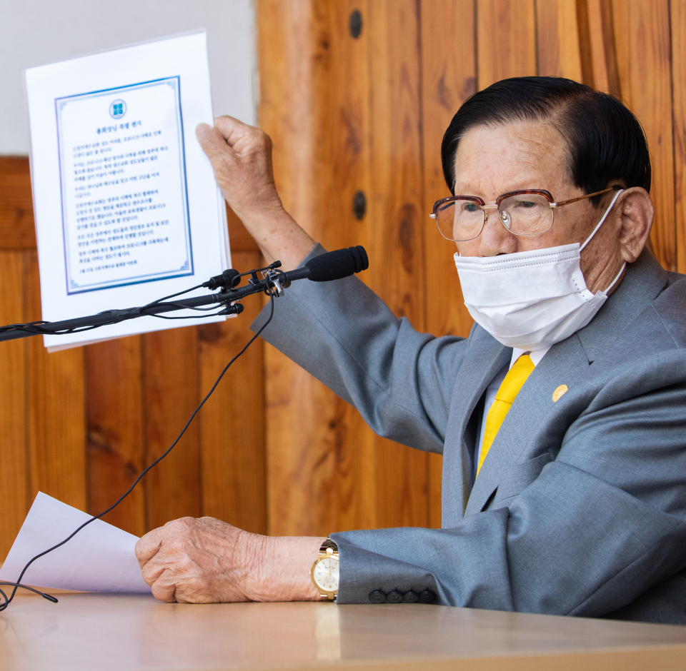 신천지예수교 증거장막성전 이만희 총회장이 지난 2020년 3월 2일 경기 가평군 평화의 궁전에서 열린 신종 코로나바이러스 감염증(코로나19) 사태 관련 기자회견에서 하던 중 신자들을 향해 쓴 편지를 들고 있다. ⓒ뉴시스