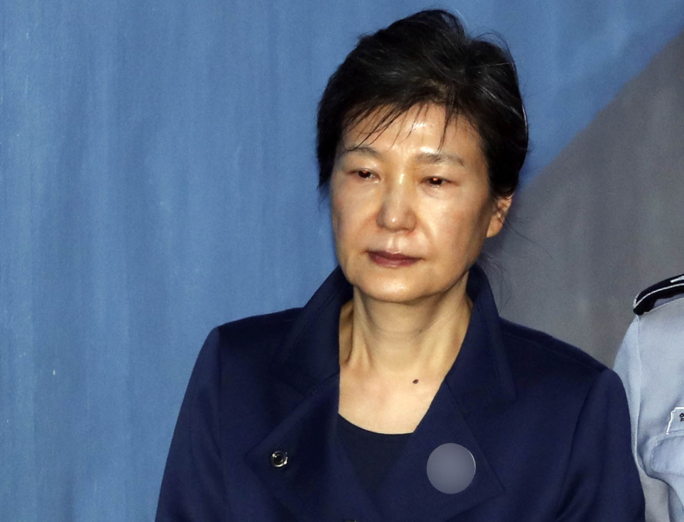 박근혜 전 대통령이 지난 2017년 10월 20일 서울중앙지법에서 열린 80차 공판에 출석하고 있다. ⓒ뉴시스
