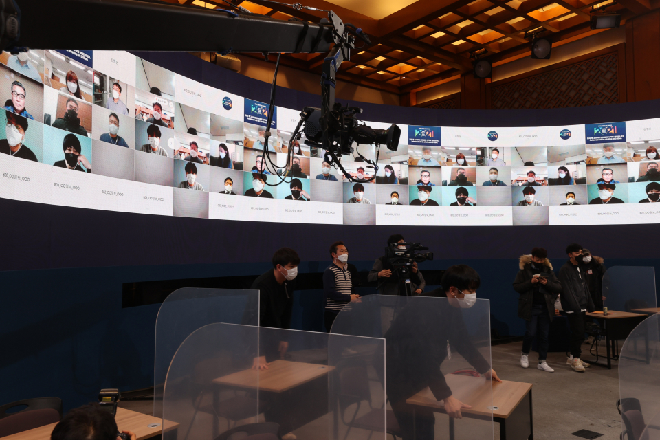 15일 청와대 춘추관에서 문재인 대통령의 '2021 신년 기자회견'을 준비하고 있는 청와대 관계자들 ⓒ뉴시스