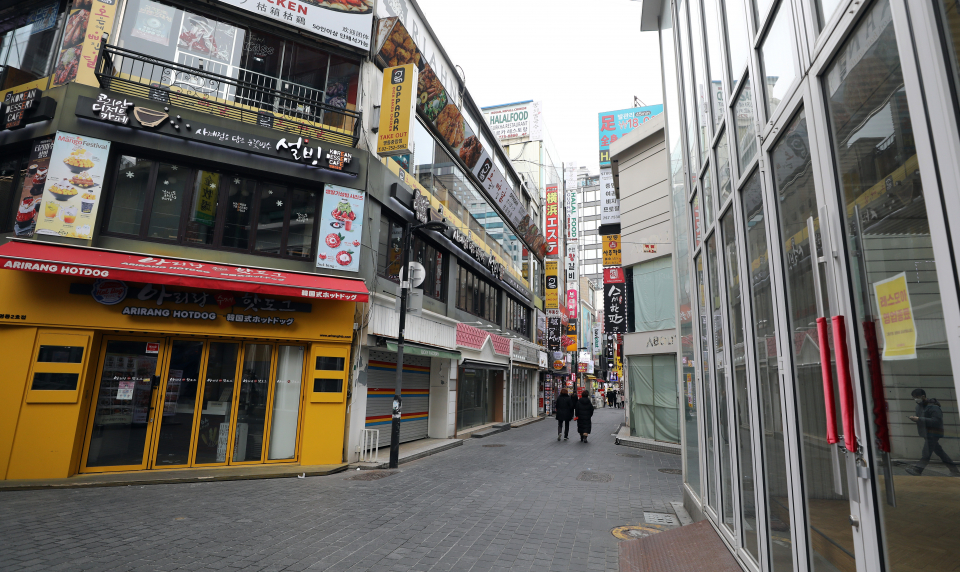 거리두기 시행으로 인적이 줄어든 서울 중구 명동거리 ⓒ뉴시스