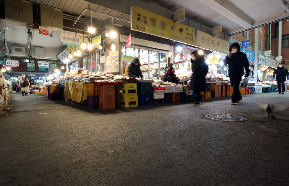 한산한 모습을 보이는 서울 종로구의 한 시장 ⓒ뉴시스