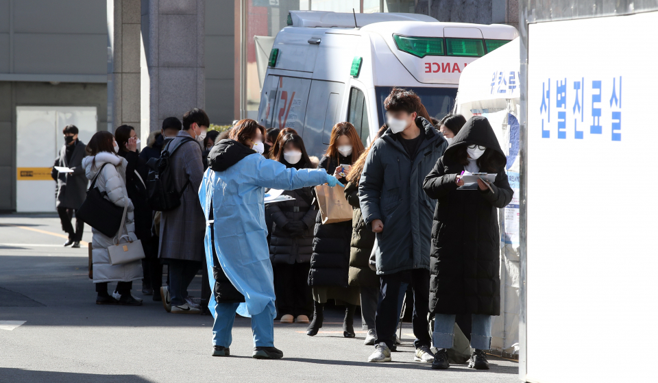 시민들이 지난 2일 서울 중구 국립중앙의료원에 설치된 코로나바이러스감염증-19(코로나19) 선별진료소에서 진료를 기다리고 있다. ⓒ뉴시스