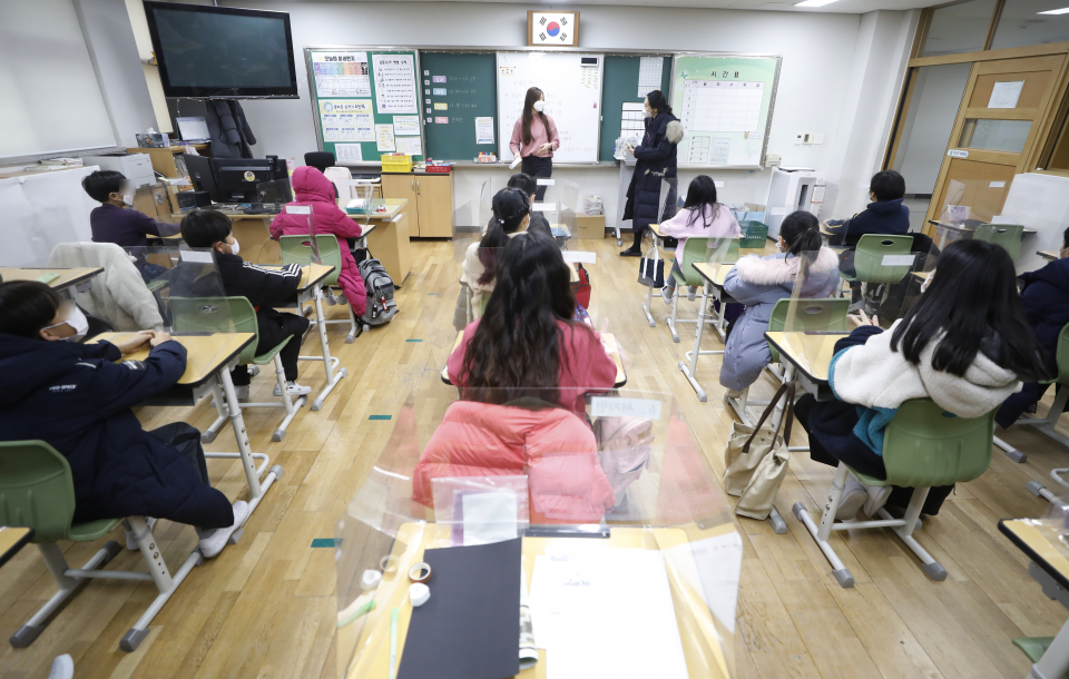 교사와 학생들이 지난 1월 28일 서울의 한 초등학교에서 수업을 하고 있다. ⓒ뉴시스