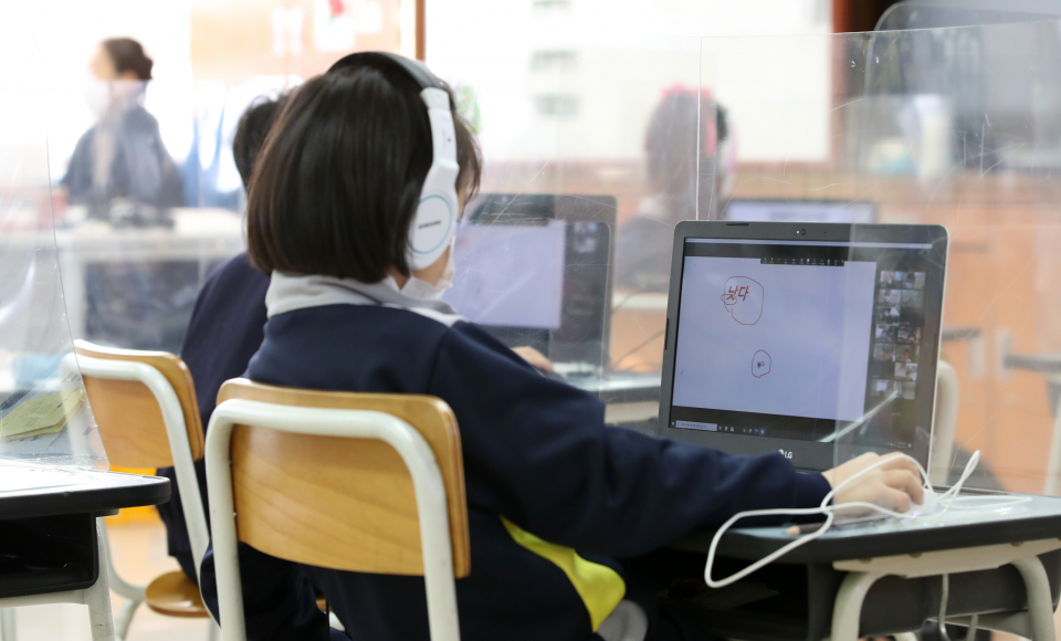 긴급돌봄대상 어린이들이 지난해 12월 15일 서울 노원구 화랑초등학교에서 원격수업을 듣고 있다. ⓒ뉴시스
