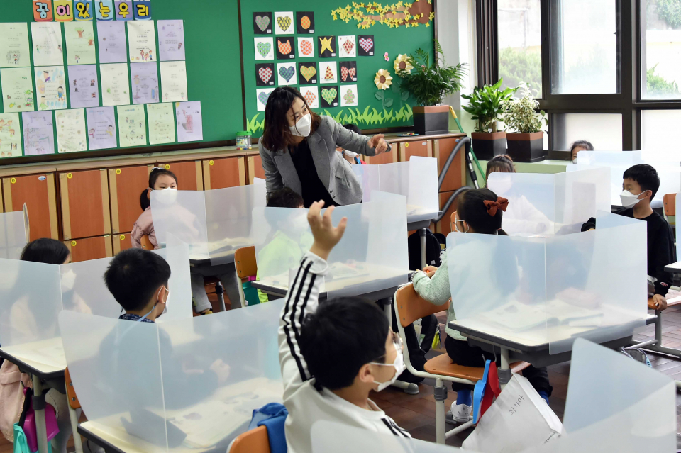 지난해 11월 2일 부산 금정구 동현초등학교에서 학생들이 수업에 참여하고 있다. 사진제공 = 부산시교육청