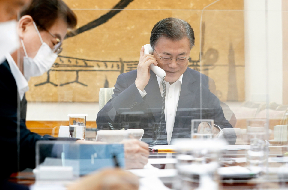 지난 4일 문재인 대통령이 청와대에서 조 바이든 미국 대통령과 통화하고 있다. ⓒ뉴시스