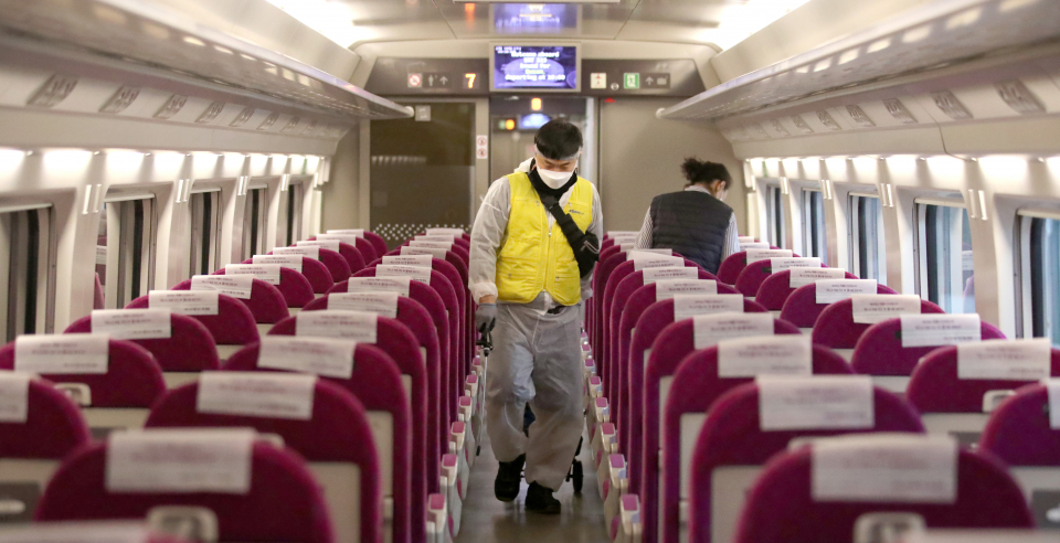 설 연휴 전날인 지난 10일 서울 수서역에서 방역 관계자가 열차를 소독하고 있다. ⓒ뉴시스