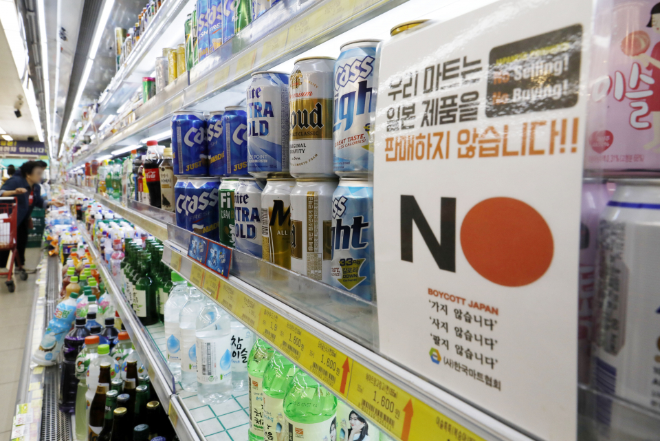 지난해 일본 주류를 판매하지 않는다는 문구가 걸린 서울 시내 한 마트 주류코너 ⓒ뉴시스