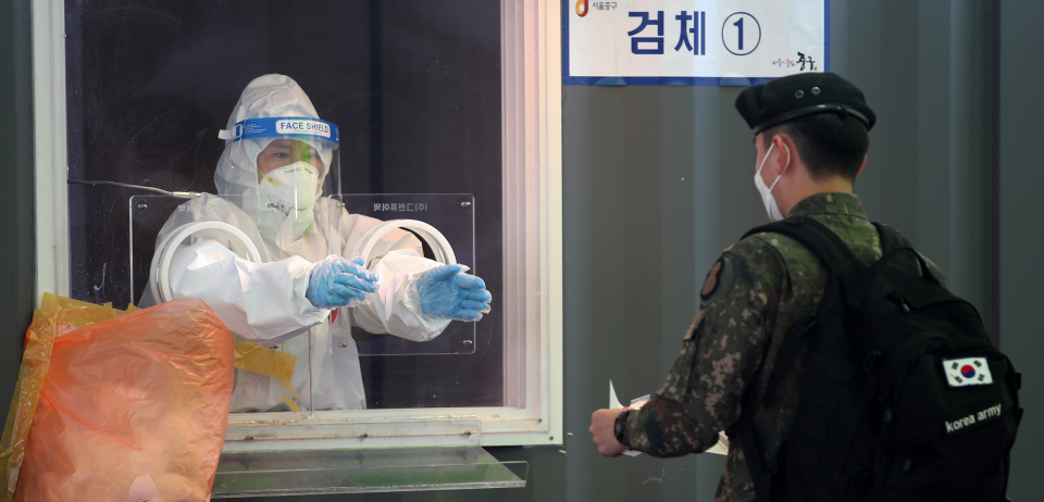 의료진이 지난 17일 서울 중구 서울역광장에 마련된 임시 선별검사소에서 검사자를 기다리고 있다. ⓒ뉴시스