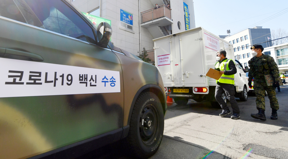 지난 19일 오후 광주 북구 북구보건소 앞에서 군·경찰·방역당국이 코로나바이러스 감염증-19(코로나19) 백신 운송 훈련을 하고 있다. ⓒ뉴시스