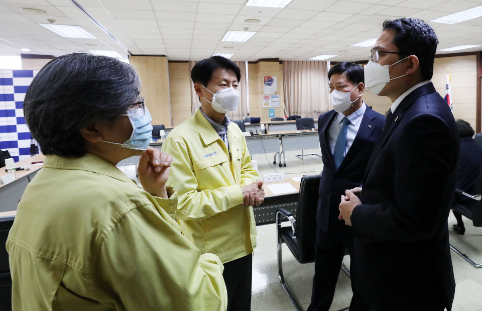 (왼쪽부터) 정은경 질병관리청장, 김강립 식품의약품안전처장, 정영호 대한병원협회장, 최대집 대한의사협회장 등 지난 21일 서울 중구 한국건강증진개발원에서 열린 제2차 코로나바이러스감염증-19(코로나19) 백신접종 의정공동위원회 회의에 앞두고 대화를 나누고 있다. ⓒ뉴시스