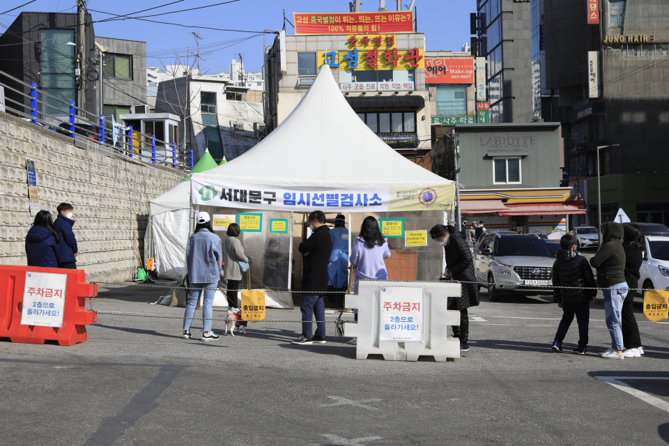 시민들이 지난 20일 서울 서대문구 신촌 기차역 광장에 마련된 코로나바이러스감염증-19(코로나19) 임시선별검사소에서 검사를 받기 위해 줄을 서 있다. ⓒ뉴시스