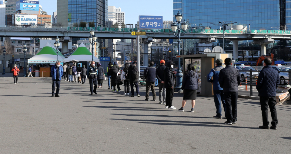 28일 오전 서울 중구 서울역 앞에 마련된 임시선별검사소에서 검사를 받기 위해 줄을 선 시민들 ⓒ뉴시스