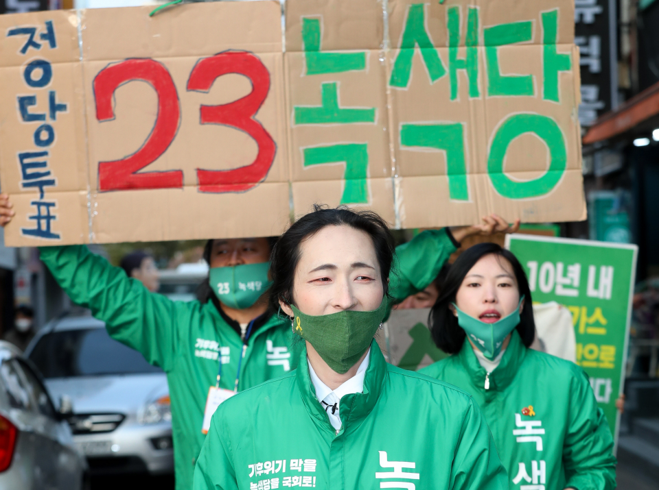 지난 2020년 4월 8일 당시 녹색당 김기홍 비례대표 후보가 제주도 제주시 대학로 인근에서 선거운동을 하고 있다. ⓒ뉴시스