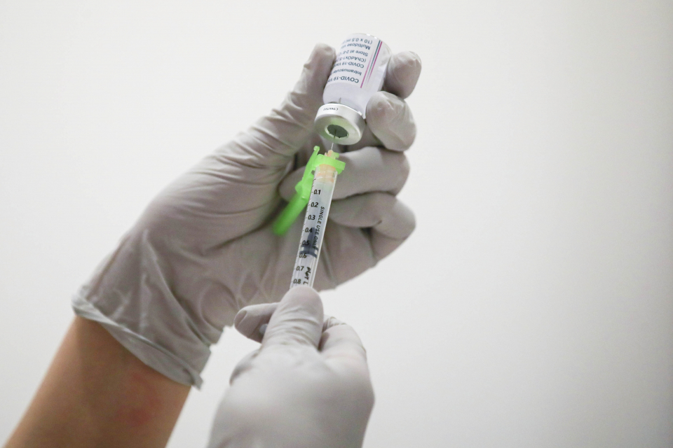 의료진이 4일 경기 고양시 명지병원에서 아스트라제네카 백신을 주사기에 넣고 있다. ⓒ뉴시스