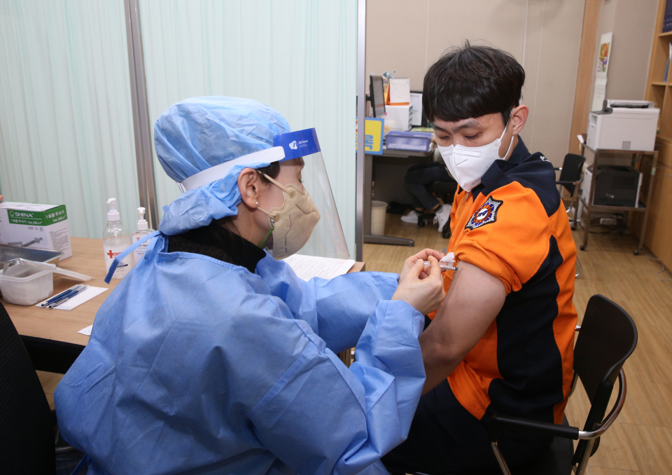 119 구급대원이 지난 5일 서울 구로구보건소에서 코로나바이러스감염증-19(코로나19) 예방 백신을 접종받고 있다. 사진제공 = 서울시소방재난본부