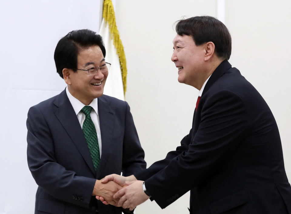 정동영 전 민주평화당 대표(왼쪽)와 윤석열 전 검찰총장(오른쪽)ⓒ뉴시스