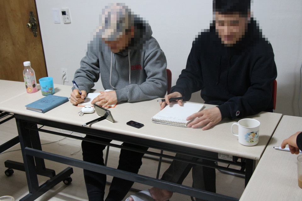 코로나바이러스감염증-19로 인해 비대면으로 이뤄지는 마약중독재활 수업을 듣고 있는 왼쪽부터 김현석(25·가명)씨과 권민우 (33·가명)씨 ⓒ투데이신문