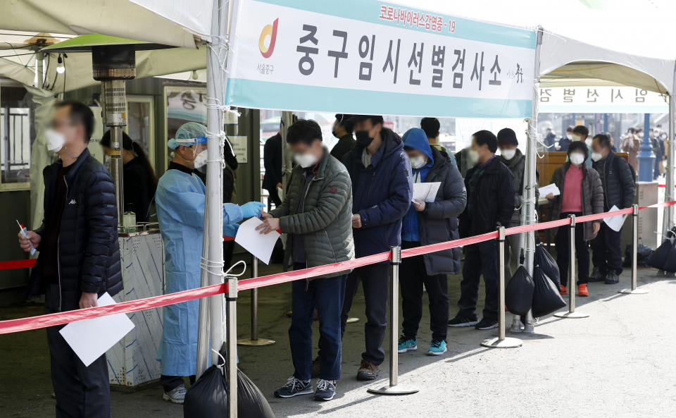 시민들이 지난 10일 서울 중구 서울역 광장에 마련된 임시 선별검사소에서 코로나바이러스감염증-19(코로나19) 검사를 받기 위해 기다리고 있다. ⓒ뉴시스