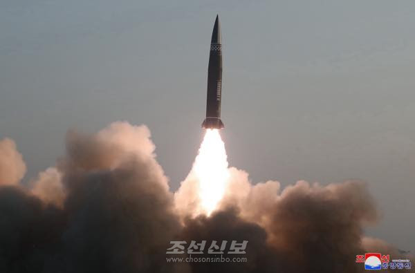 북한 조선국방과학원은 지난 25일 새로 개발한 신형전술탄도미싸일시험발사를 진행하였다. (사진=조선신보 캡처/뉴시스)