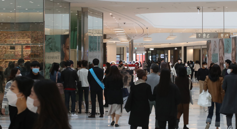 지난 13일 서울 여의도에 위치한 더현대 서울서 쇼핑에 나선 인파 ⓒ뉴시스