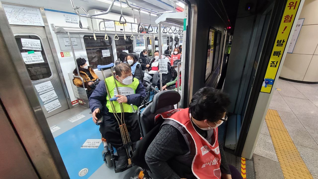 지난 2월 10일 4호선 당고개역에서 시작된 장애인 이동권 예산을 누락한 서울시 규탄 기자회견 ⓒ탈시설장애인당