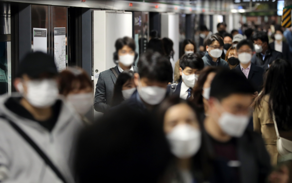 마스크를 쓴 시민들이 시민들이 지난 5일 서울 중구 시청역에서 출근하고 있다. ⓒ뉴시스