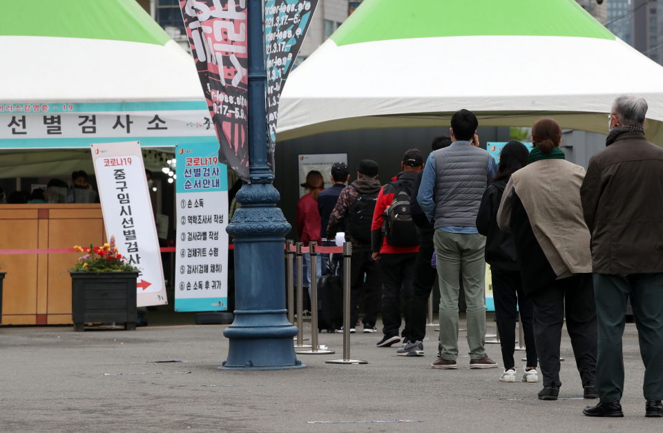 시민들이 지난 16일 서울 중구 서울역 광장에 마련된 코로나바이러스감염증-19(코로나19) 임시 선별검사소에서 검사를 받기 위해 줄을 서고 있다. ⓒ뉴시스