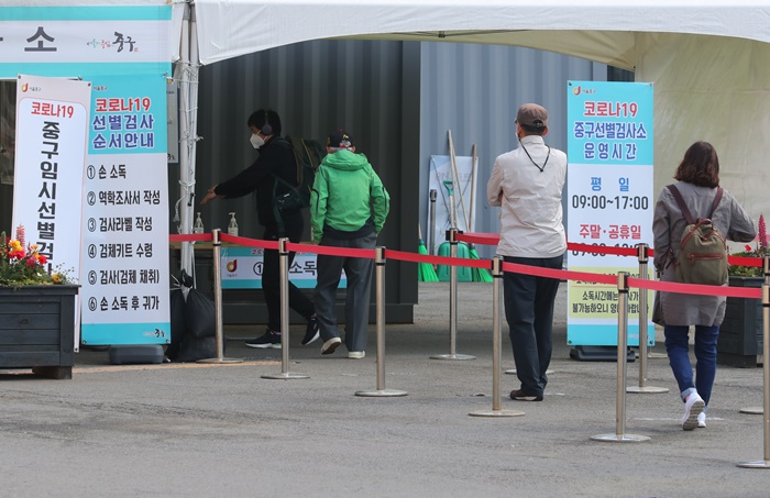18일 서울 중구 서울역 광장 임시 선별검사소에서 검사를 받으려는 시민들ⓒ뉴시스