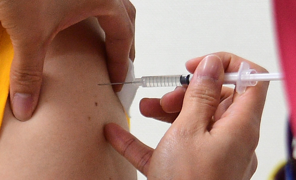 한 돌봄교사가 지난 19일 대구 달서구 나사렛종합병원에서 백신 접종을 받고 있다. ⓒ뉴시스